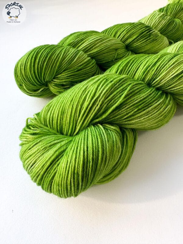 il_fullxfull.6747962783_c7nd.jpg Semi solid superwash Merino garen. 'Granny Smith'.