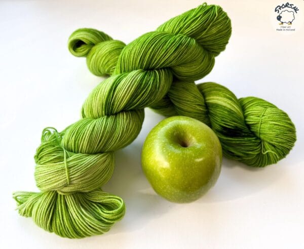 il_fullxfull.6747962901_91mf.jpg Semi solid superwash Merino garen. 'Granny Smith'.