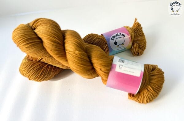 il_fullxfull.6748008931_lg12.jpg Semi solid superwash Merino garen. Karamel