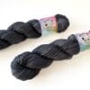 Semi-solid superwash Merinogaren 'Thunderstorm'.