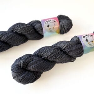 Semi-solid superwash Merinogaren 'Thunderstorm'.