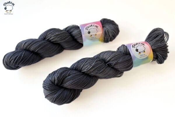 Semi-solid superwash Merinogaren 'Thunderstorm'.