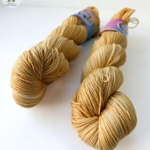 Semi solid superwash Merino garen 'Straw'.
