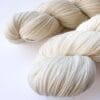 il_fullxfull.6748107511_ibl9.jpg Superwash Merino garen 'Natural White'.