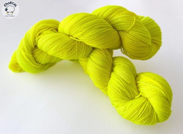 il_fullxfull.6763873809_kvhs.jpg Handgeverfd superwash Merino-nylongaren 'Neon Geel'