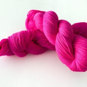 Semi solid superwash Merino garen. Neon roze