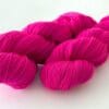 il_fullxfull.6765152089_ay2x.jpg Semi solid superwash Merino garen. Neon roze