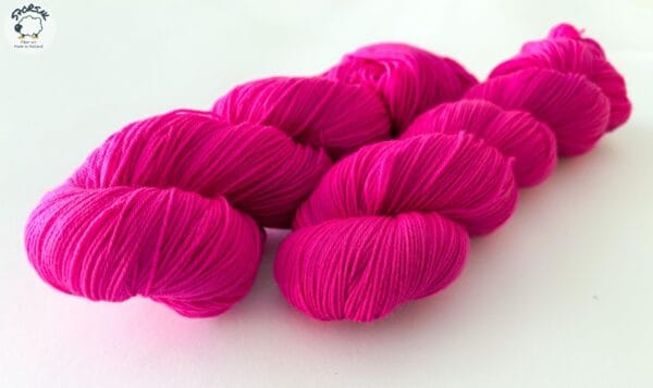 il_fullxfull.6765152089_ay2x.jpg Semi solid superwash Merino garen. Neon roze