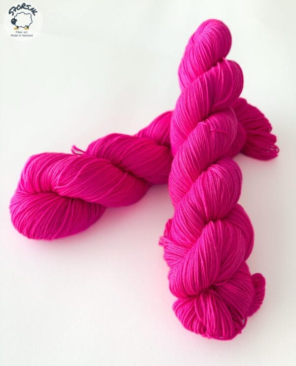 il_fullxfull.6765152189_6mt4.jpg Semi solid superwash Merino garen. Neon roze