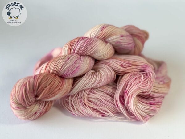 il_fullxfull.6817241956_2s6i.jpg Handgeverfd Merino garen "Pink Champagne".