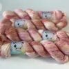 il_fullxfull.6865229323_fwqw.jpg Handgeverfd Merino garen "Pink Champagne".