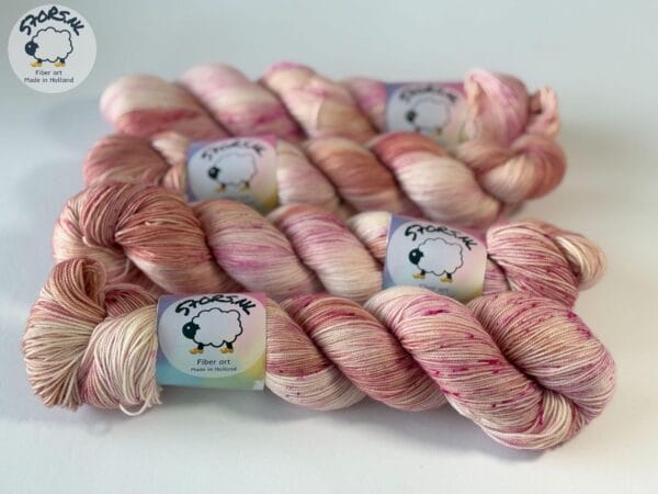 il_fullxfull.6865229323_fwqw.jpg Handgeverfd Merino garen "Pink Champagne".