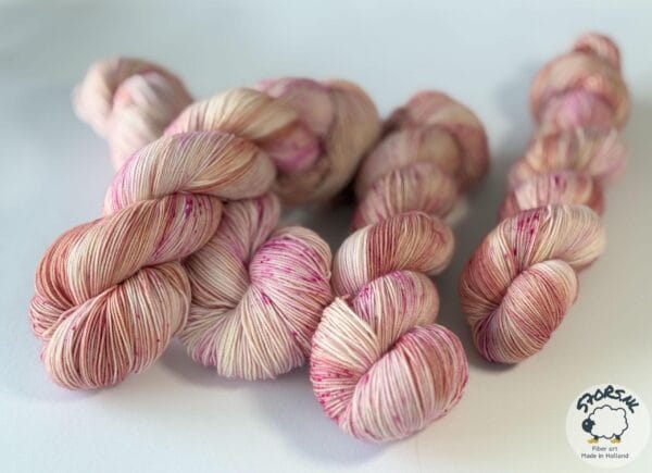 il_fullxfull.6865229423_1s72.jpg Handgeverfd Merino garen "Pink Champagne".