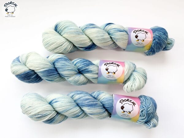 Hand-Dyed Merino Yarn “Delft 2”.