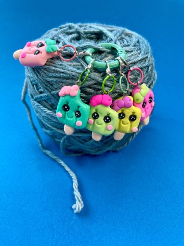 il_fullxfull.5820621310_qmj9.jpg Five stitch markers with popsicles.