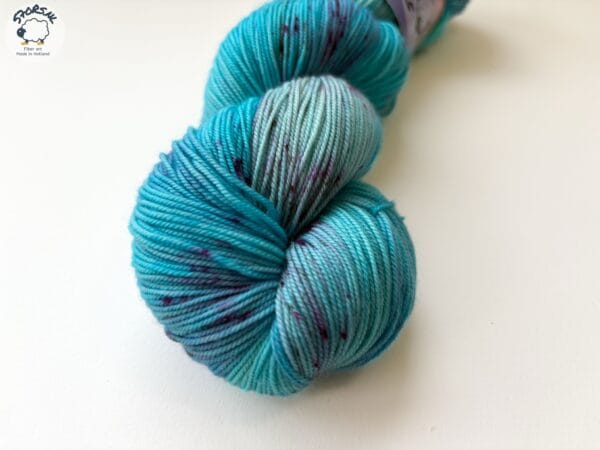 Onder de pruimenboom – Handgeverfd Merino garen vol kleur