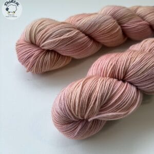 191B7FD7-CB26-41D0-91D0-CDBF5103B395 De blozende kabouter – handgeverfd merinogaren in zacht roze