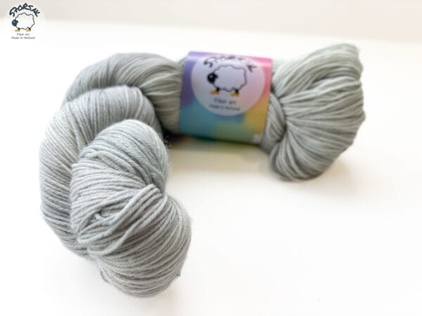 Platina grijs – Handgeverfd Merino garen in een chique tint