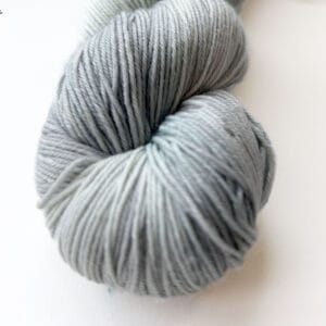 Platina grijs – Handgeverfd Merino garen in een chique tint