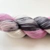 2D8954F7-5ABA-4E39-B60F-E182E258AB2B Engelse drop– handgeverfd merino sok - of DK-garen