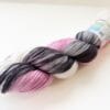 58695A0F-30AD-44F9-9BCA-3C51E0437606 Engelse drop– handgeverfd merino sok - of DK-garen