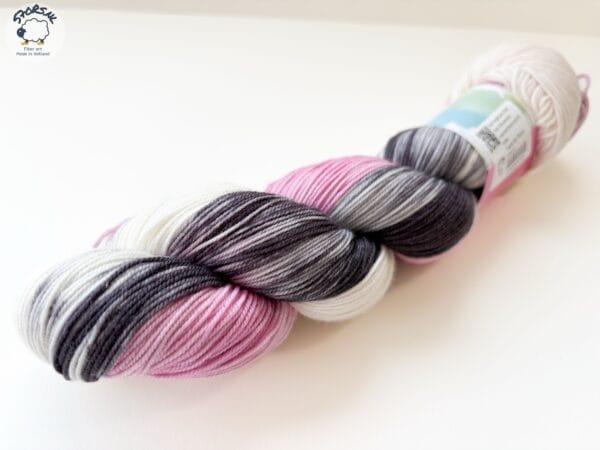 58695A0F-30AD-44F9-9BCA-3C51E0437606 Engelse drop– handgeverfd merino sok - of DK-garen