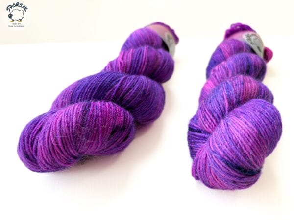68C6DCB6-5EAB-4588-AA2E-AA1C9B997C5E 3 kleine schaapjes paars – merino-alpaca sokgaren