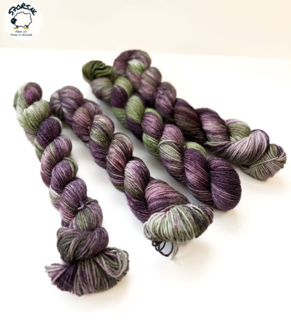 89cf5ea3-122b-486f-b746-d118fad744b1-2 Aubergine Salad – superzacht sock weight garen