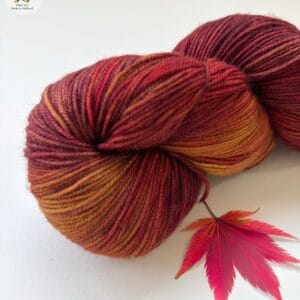 8B0BC293-B0F6-4237-8E7A-91AC4105EF24 Red Acer – handgeverfd merino sok - of DK-garen