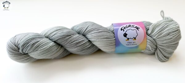 Platina grijs – Handgeverfd Merino garen in een chique tint