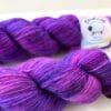 A3ADAA50-CC2A-4BC3-9FA9-07C48E333279 3 kleine schaapjes paars – merino-alpaca sokgaren