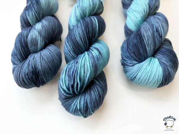 Twin Peaks – Hand-Dyed Merino Yarn in Cool Blue