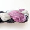 C7BDF459-BFC3-4D07-B13E-A70DF1539810 Engelse drop– handgeverfd merino sok - of DK-garen