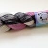 D76F790F-CD43-4AA8-9438-0F7037FFB31B Engelse drop– handgeverfd merino sok - of DK-garen