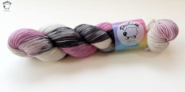 D76F790F-CD43-4AA8-9438-0F7037FFB31B Engelse drop– handgeverfd merino sok - of DK-garen
