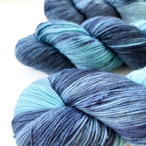 EE9EB7CB-6D39-42D3-90B4-D23159EC9134 Twin Peaks – handgeverfd merinogaren in koel blauw