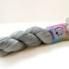 Platina grijs – Handgeverfd Merino garen in een chique tint
