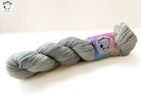 Platina grijs – Handgeverfd Merino garen in een chique tint