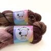 f675bb60-ac72-48b6-a590-ab90c3f86106-2 Brownie – handgeverfd merinogaren met glitter