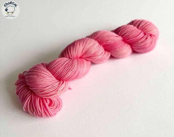 Purk – Handgeverfd roze garen vol vrolijkheid en zachtheid