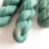 Emaille – Handgeverfd garen in vergrijsd mintgroen