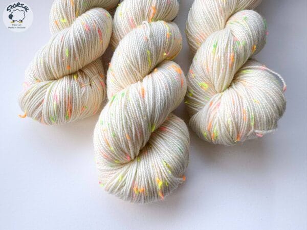 Ongeverfd – Naturel garen met neon confetti neps