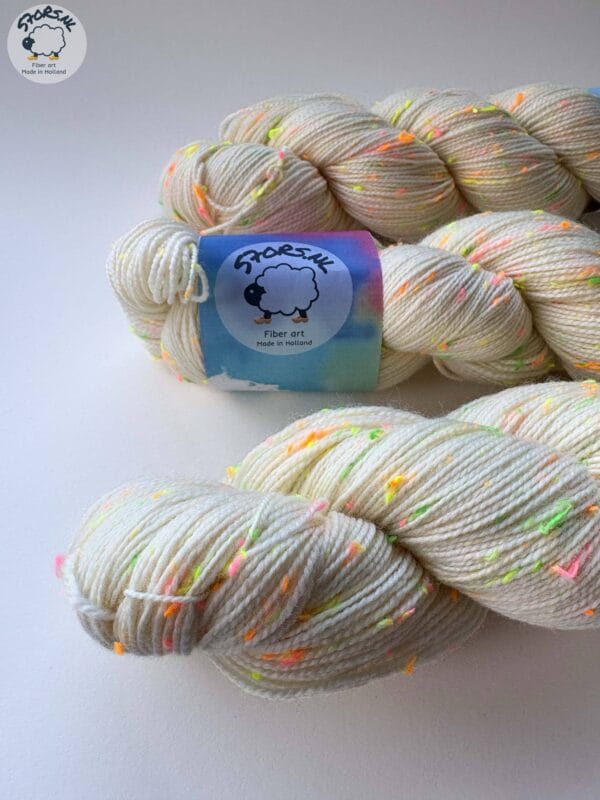 Ongeverfd – Naturel garen met neon confetti neps