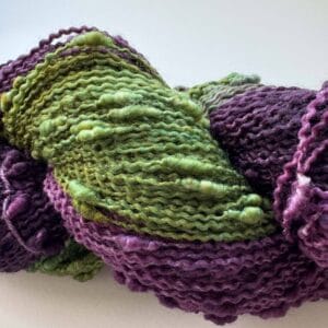 Aubergine – Slub yarn in paars en groen voor poolingprojecten