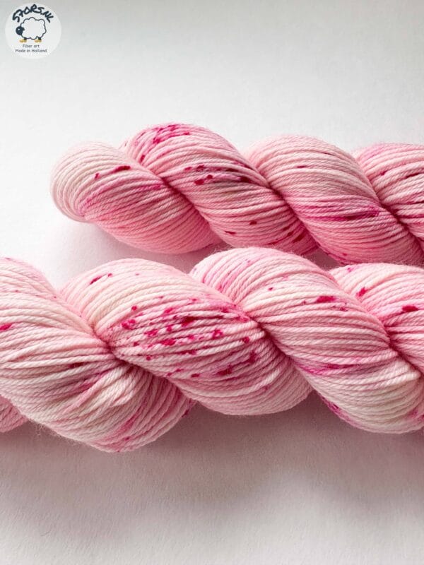 Sakura Blush – zachtroze garen met een vleugje lente