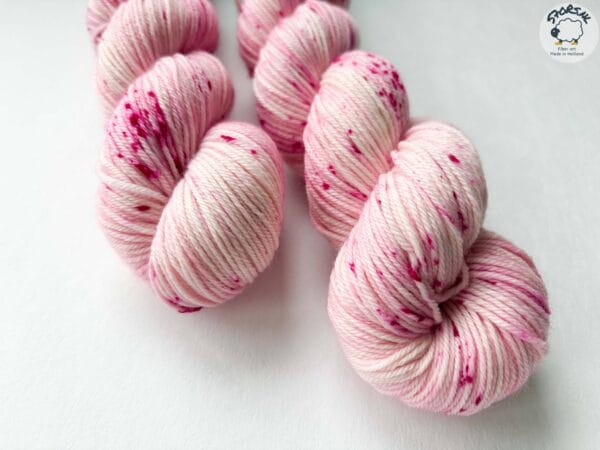 Sakura Blush – zachtroze garen met een vleugje lente